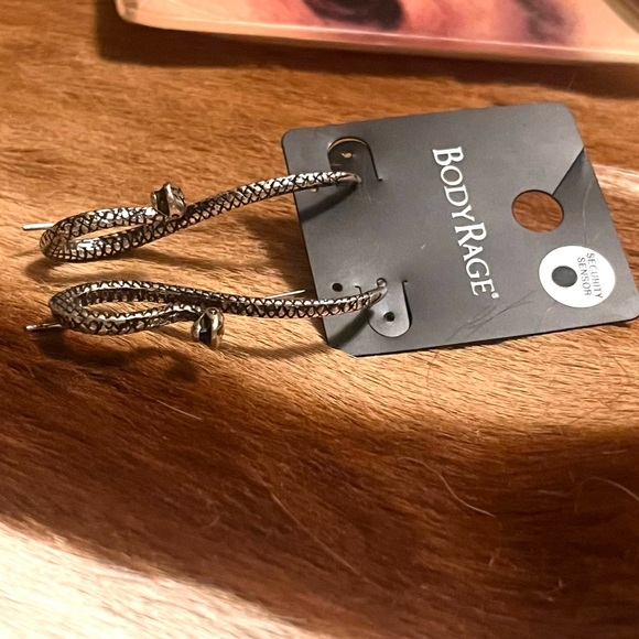 ๐ท๏ธ๐๐ hot topic โข silver snake hoop earrings - Picture 9 of 11